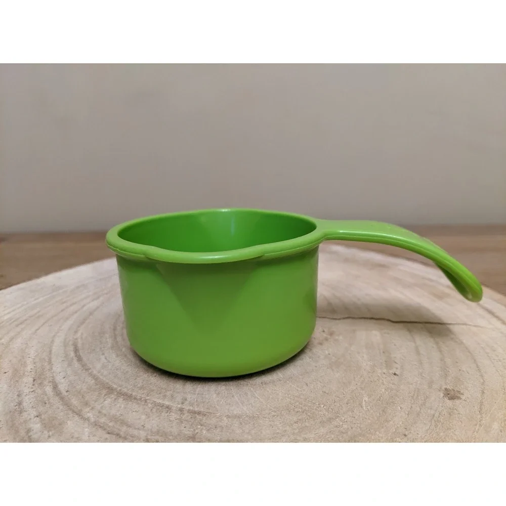 Tupperware Measuring Cup Curved Embossed Handle Lime Green 2/3 Cup Style# 6137